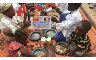 Açlığın kol gezdiği kara kıta Afrika'daki yetim yoksul çocuklara yemek ikramlarinizi ulaştırıyoruz