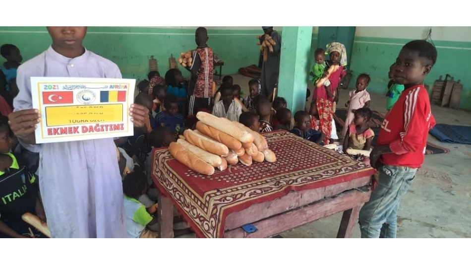 Afrika Kamerun ekmek dağıtımı