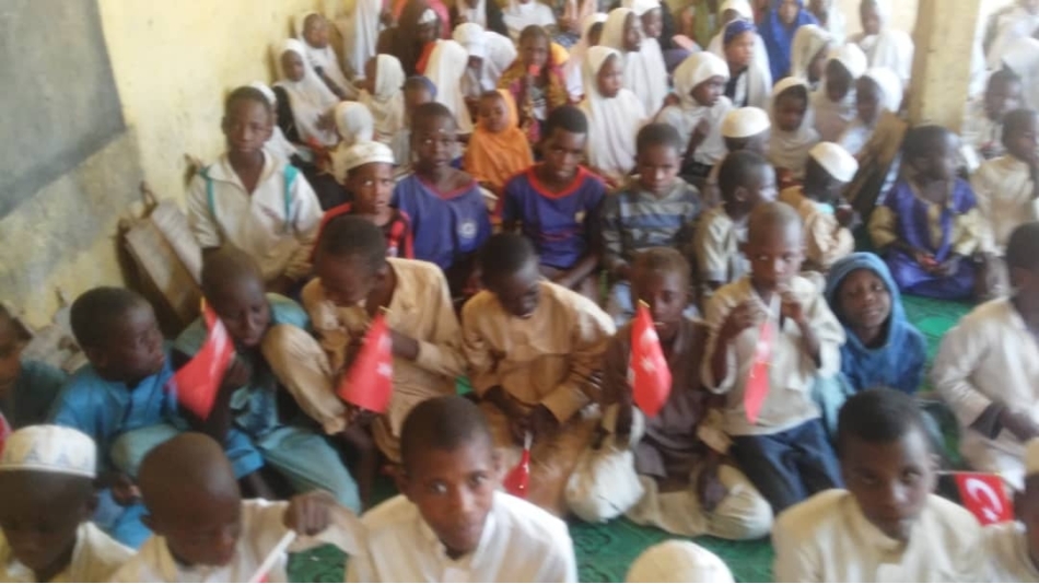 Afrika'da çocukları sevindirme zamanı Bisküvi dağıtımlarimiz devam ediyor