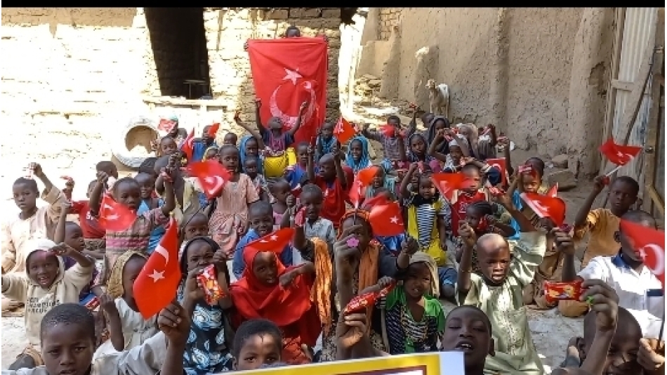 Afrika Nijerya çocukları sevindirme bisküvi dağıtımlarimiz devam ediyor