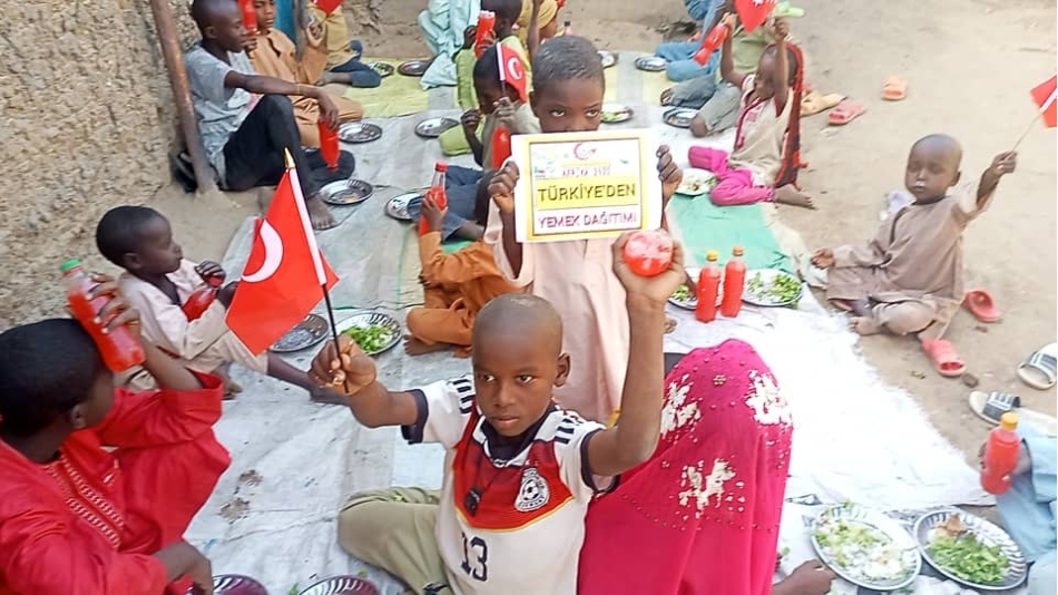 Afrika kıtası Benin ülkesinde yetim yoksul çocuklara yemek dağıtımı yapıldı