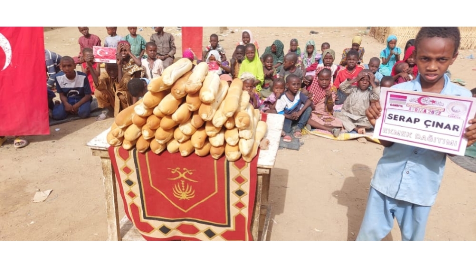 Dünyanın 6.en fakir ülkesi Afrika Gambiya'da ekmek dağıtımı organizasyonumuz