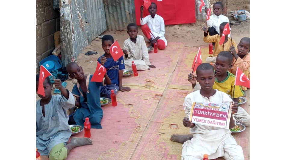 Dünyanın 3.en Fakir ülkesi Afrika Nijer de yemek dağıtımı