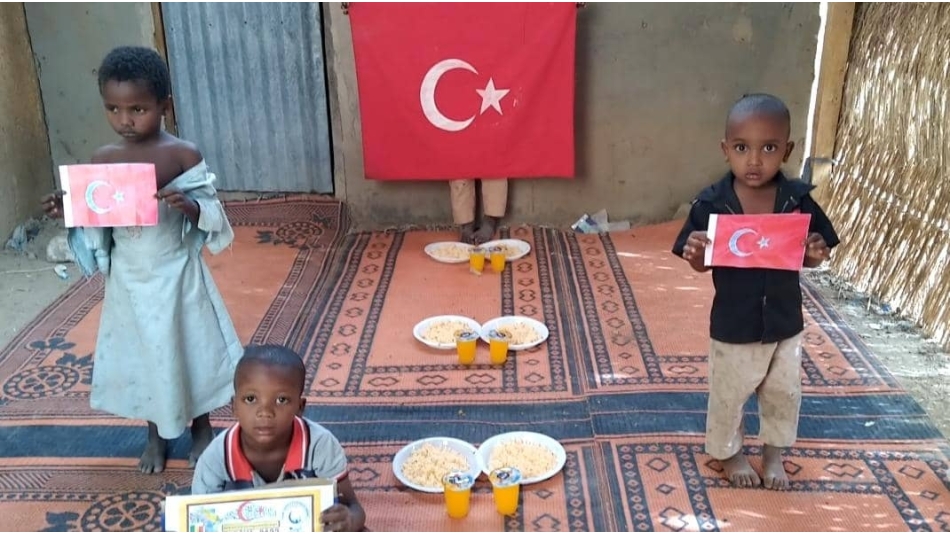 Afrika Malide yetim yoksul mazlum çocuklara yemek dağıtımı yapıldı