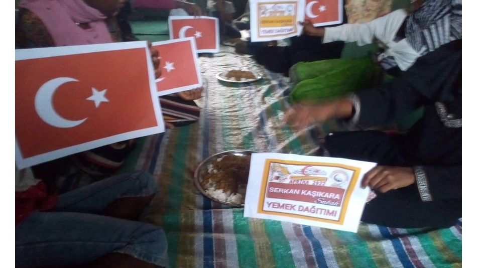 Afrika Madagaskar ülkesinde yoksul çocuklara yemek dağıtımı