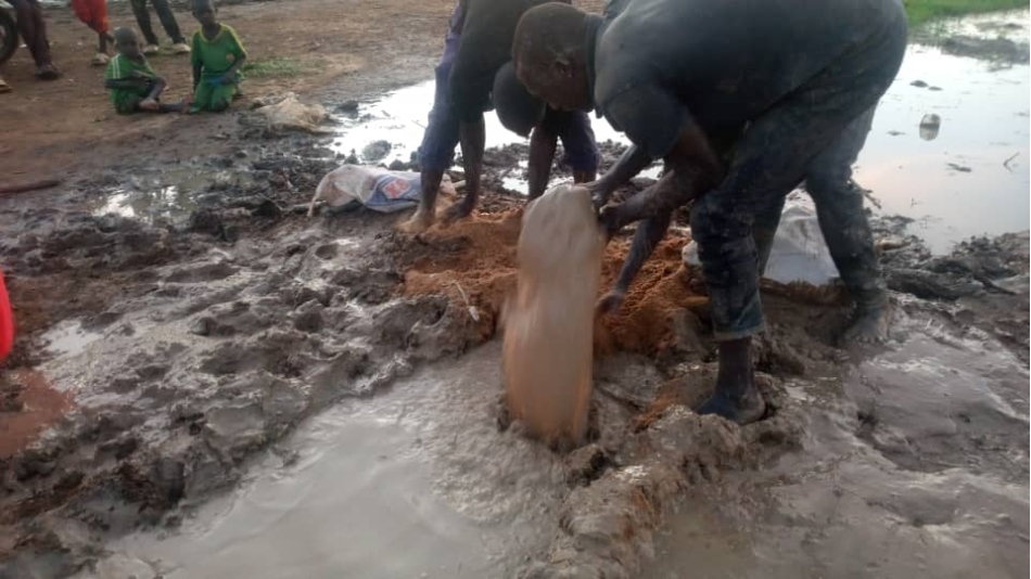 Afrika Nijer Su kuyusu suyun bulunması borularn döşenmesi ve tulumbanin takılması Murat Küçük sukuyusu 2022