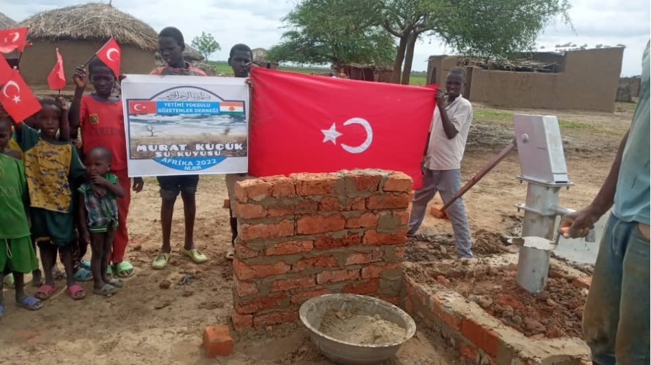 Afrika Nijer Su kuyusu etrafının yalaginin yapılması Murat Küçük sukuyusu 2022 