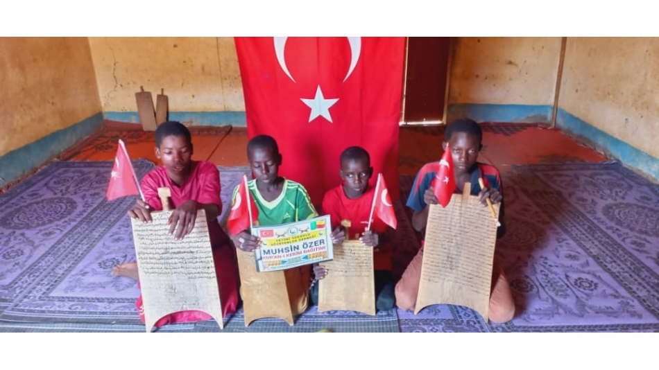 Yurtdışı Afrika Benin de Medrese öğrencilerine Kur'an-ı Kerim dağıtımı yapıldı Eylül 2022