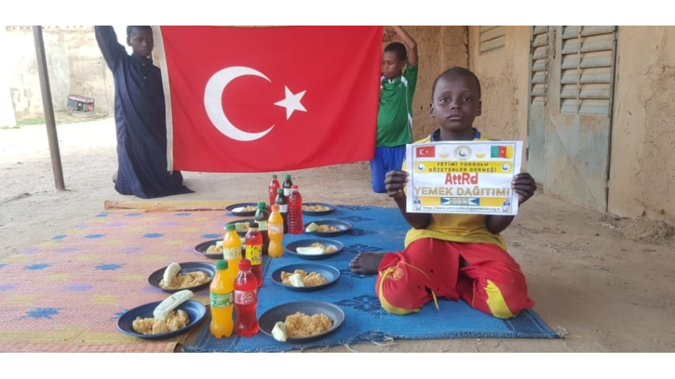 Yetimi yoksulu gozetenler derneği olarak Afrika Kamerunda yemek dağıtımı yaptik.