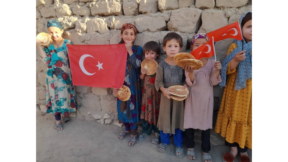 Mahmut efendi hazretleri adına Afganistan'da ekmek dağıtımında bulunduk