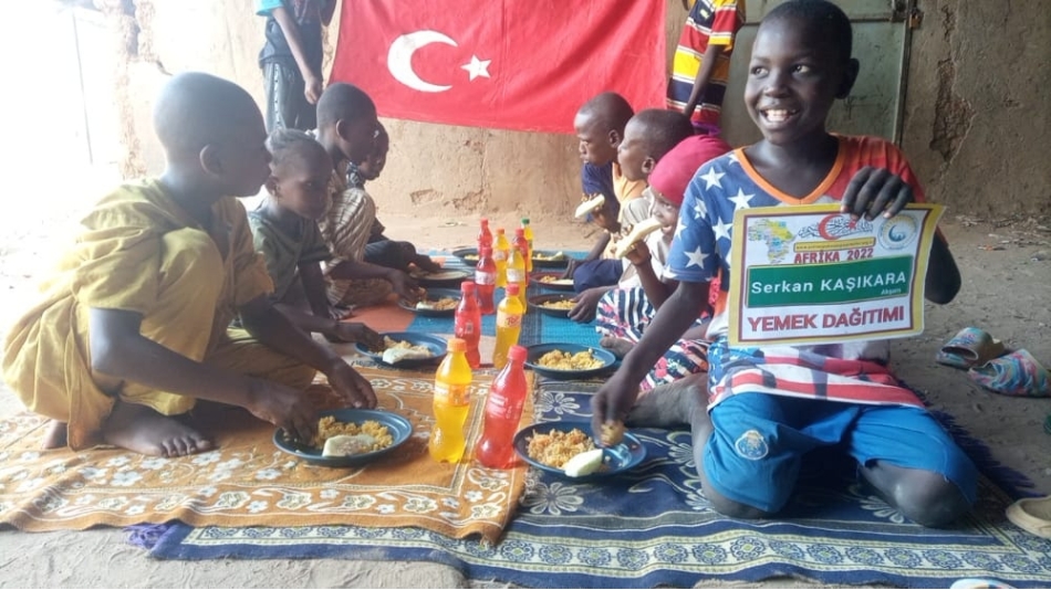 Afrika Kamerun yetim ve yoksul çocuklara yemek dağıtımı yapıldı Ekim 2022