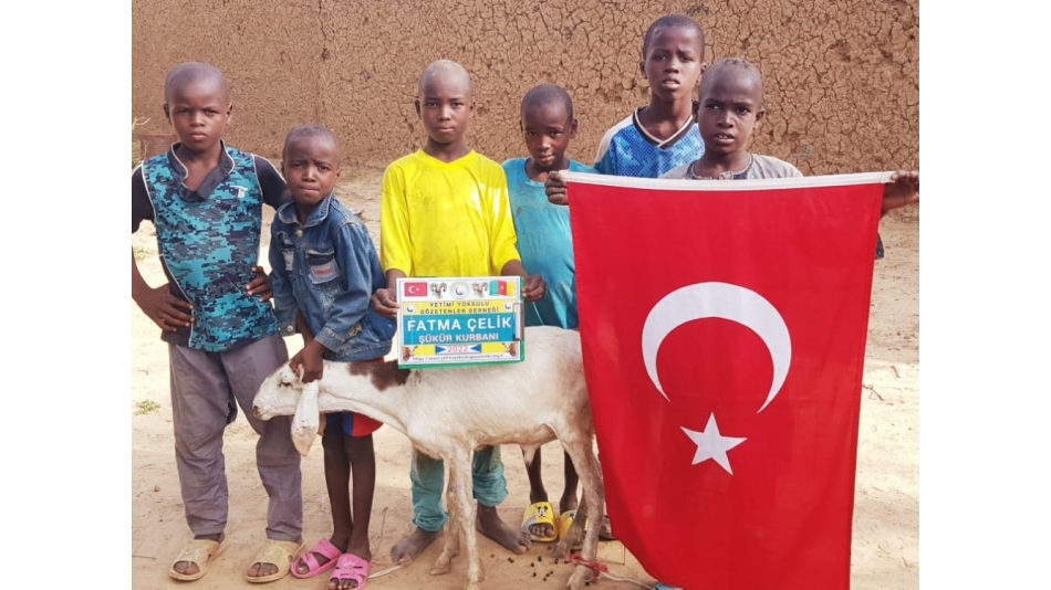 Afrika Kamerunun yoksul köylerindeki ailelere kurban eti dağıtımında bulunduk Ekim 2022