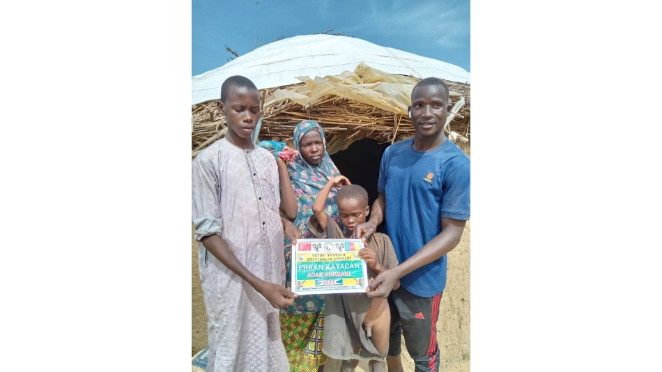 Afrika Kamerun köylerinde Adak kurbanı keserek yetim ve yoksul aileleri evlerinde ziyaret ederek dağıttik Ekim 2022