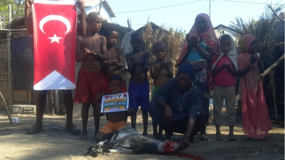 Afrika Madagaskar köylerinde hayırseverimiz adına şifa kurbanı kesilip yetim ve yoksul ailelere dağıtıldı Ekim 2022