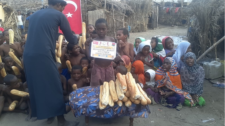 Madagaskar yetim yoksul köylerinde ekmek Dağıtımlarımız devam ediyor. Afrika Madagaskar Ekim 2022 Yetimi yoksulu gözetenler Derneği 