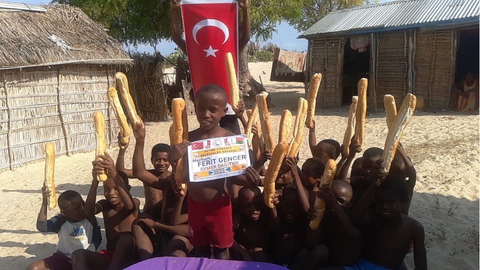 Africa madagaskar'da yetim yoksul çocuklara ekmek dağıtımlarimiz devam ediyor Yetimi yoksulu gözetenler uluslararası insani yardım ve eğitim derneği 