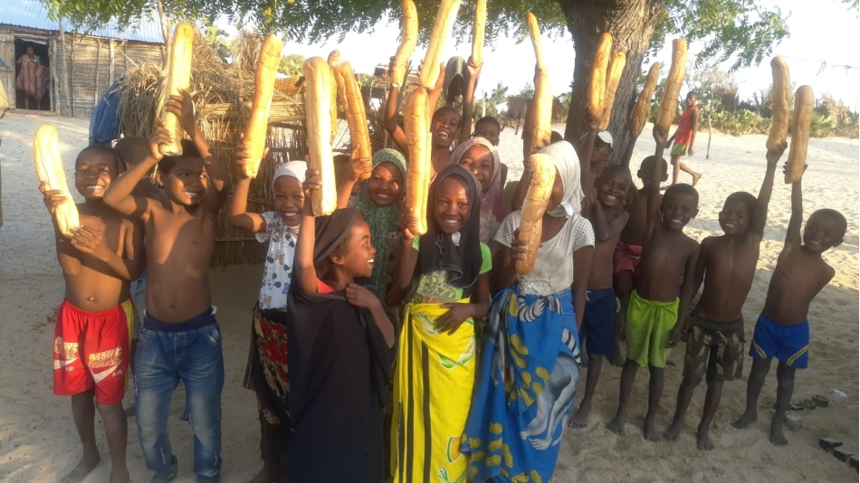 Bugün Madagaskar'in Andranomena köyünde ekmek dagitiminda bulunduk
