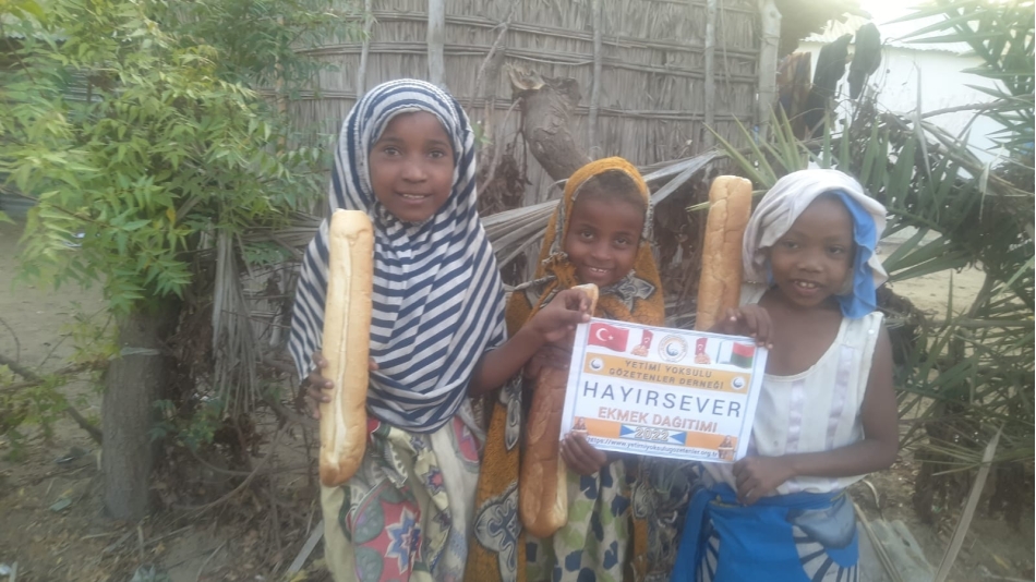 Madagaskardaki ekmek Dağıtımlarımız devam ediyor Yetimi yoksulu gozetenler uluslararası insani yardım ve eğitim derneği 