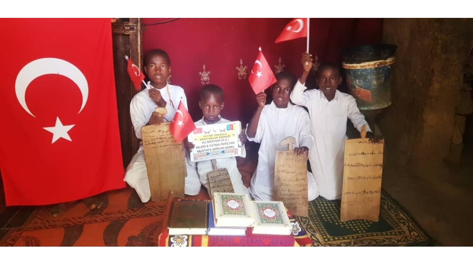 Afrika Kamerun'da Kuranikerim Dağıtımlarımız devam ediyor Yetimi yoksulu gozetenler uluslararası insani yardım ve eğitim derneği 