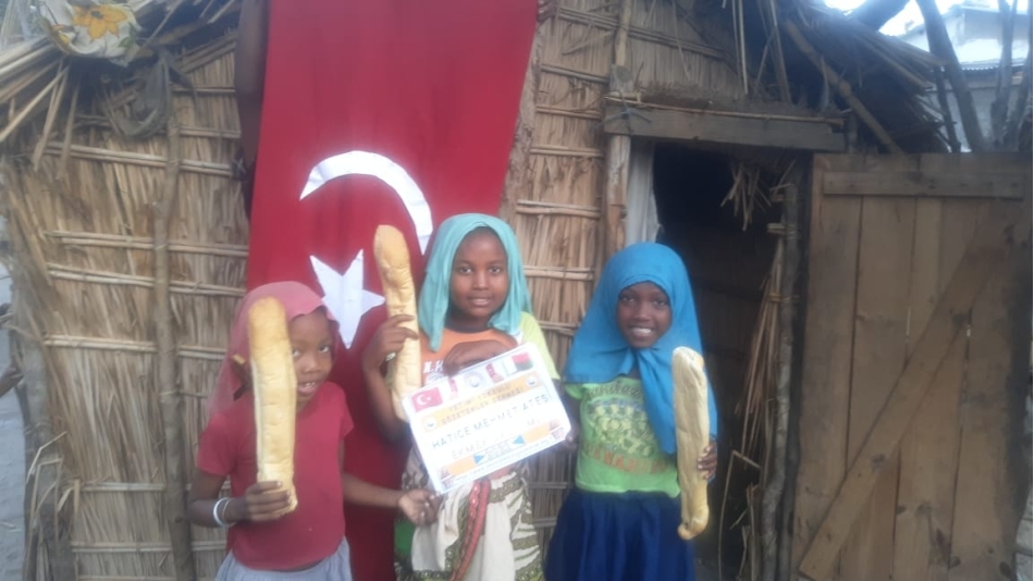 Afrika Madagaskar'da bize iletilen ekmeklerin dağıtımını yaptık 