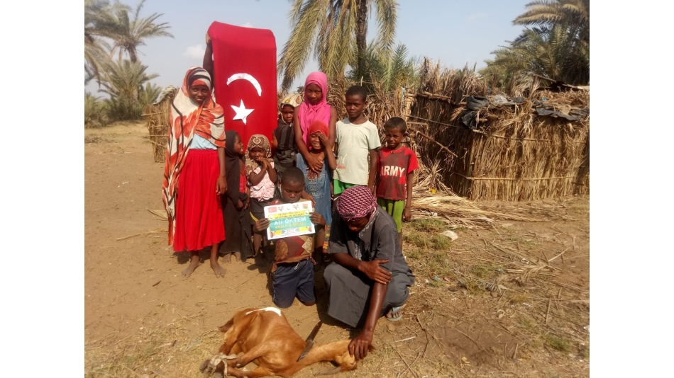 Afrika Madagaskar ülkesinde yetim ve yoksul aileler için akika kurbanı kestirip evlerinde ziyaret ederek etlerin dağıtımını yaptık