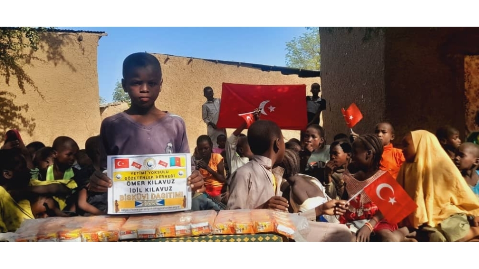 Afrika kamerun'da yetim ve yoksul çocuklara bisküvi dağıtarak sevinçlerine ortak olduk