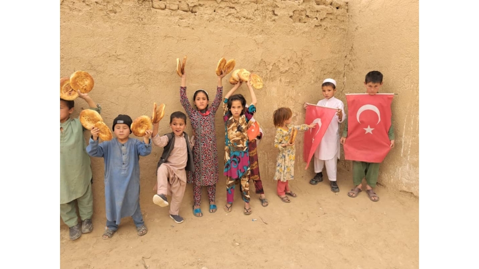Afganistan cevizcan Bölgesi'ndeki yetim yoksul çocuklara ekmek dağıtımında bulunduk