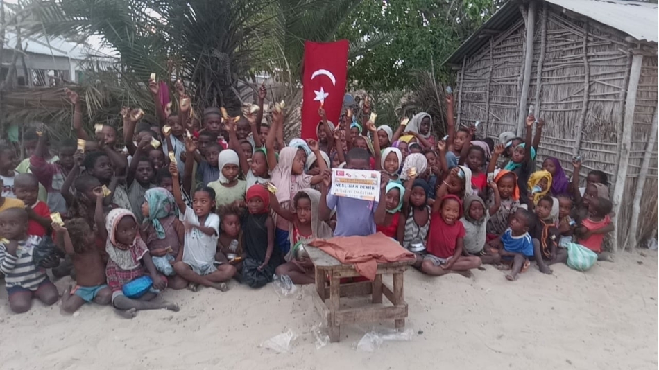 Afrika Madagaskar'da yetim ve yoksul çocuklara bisküvi dağıtarak sevinçlerine ortak olduk