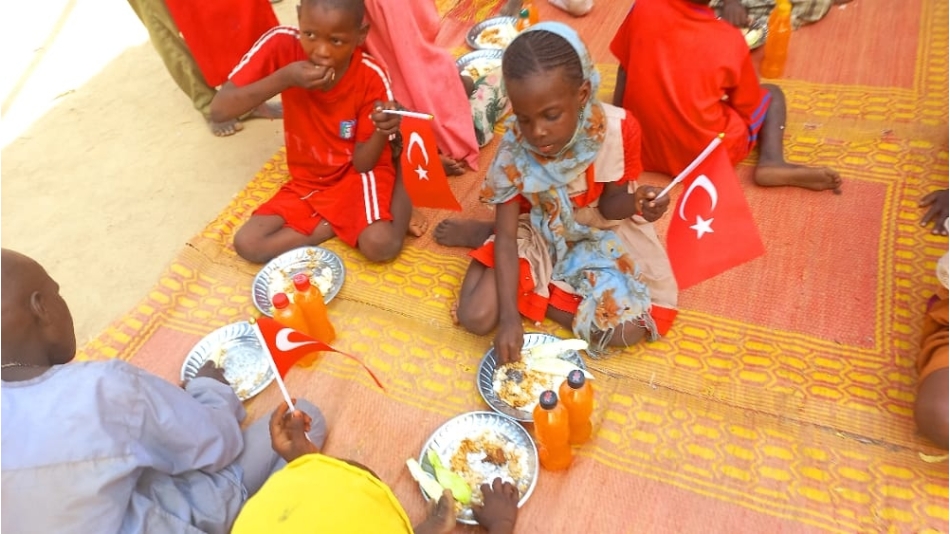 Afrika Çad bölgesinde yetim ve yoksul çocuklara yemek dağıtımında bulunduk Çocukları mutluluklarına vesile olduk 
