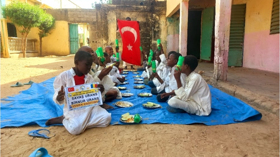 Afrika çad cumhuriyeti medresede hafızlara yemek dağıtımında bulunduk
