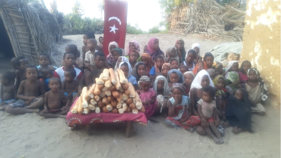 Afrika Madagaskar ülkesinde yetim ve yoksul çocuklara ekmek dağıtımında bulunduk çocukların sevinçlerine mutluluklarına vesile olduk