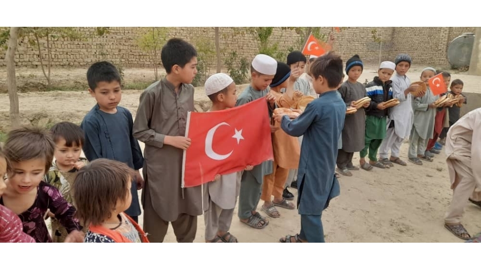 Afganistan bölgesinde yetim ve yoksul ailelere ekmek dağıtımında bulunduk