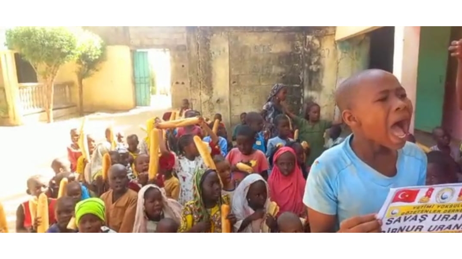 Afrika Çad bölgesinde yetim ve yoksul çocuklara ekmek dağıtımında bulunduk 