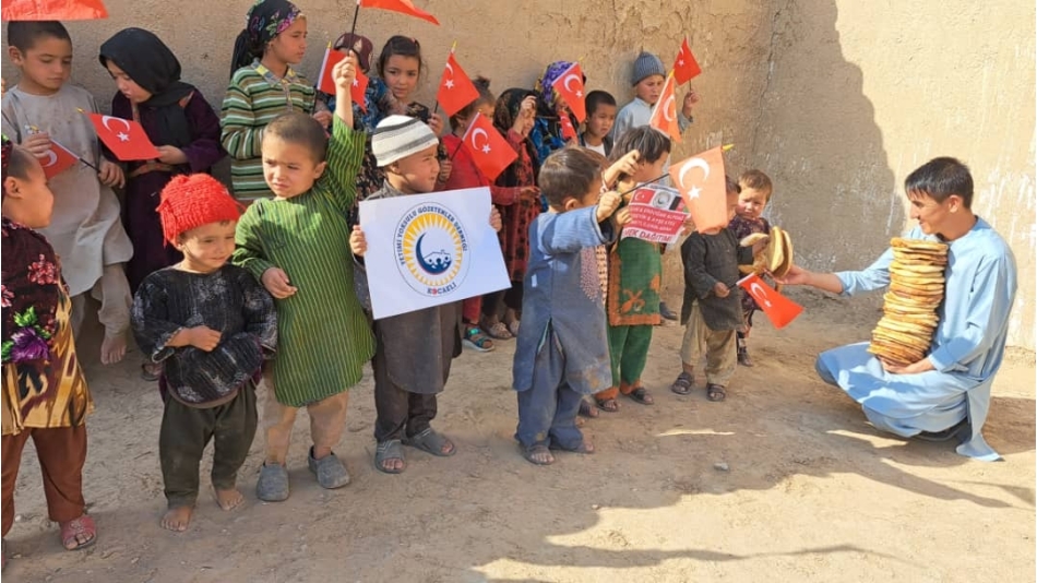Bugün Afganistan Bölgesi'ndeki yetim ve yoksul çocuklara ekmek dağıtımında bulunduk Allah hayır sahiplerinden razı olsun