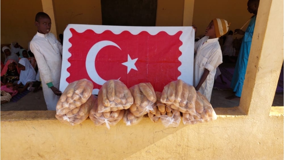 Cad ülkesinde yetim ve yoksul çocuklara ekmek dağıtımında bulunduk 