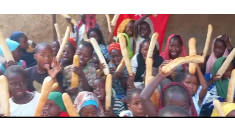 Ekmek dağıtımlarımız bugün de devam etti Afrika Çat bölgesinde yetim ve yoksul çocuklara ekmek dağıtımında bulunduk Kasım 2022