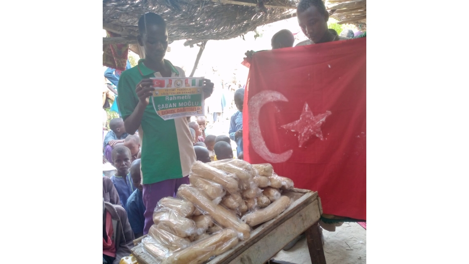 Afrika Nijerya bölgesinde yetim ve yoksul çocuklara ekmek dağıtımı yapıldı Kasım 2022 