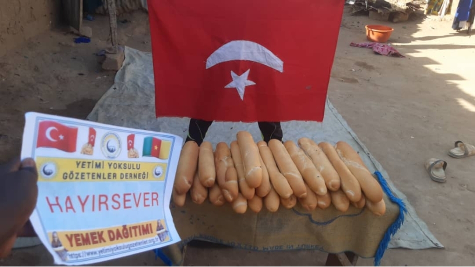Kamerun'da ekmek dağıtımları mız devam ediyör