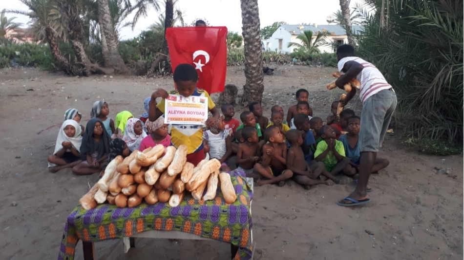 Madagaskar adasında yetim yoksul çocuklara ekmek dağıtımlarimiz dev rdiyor