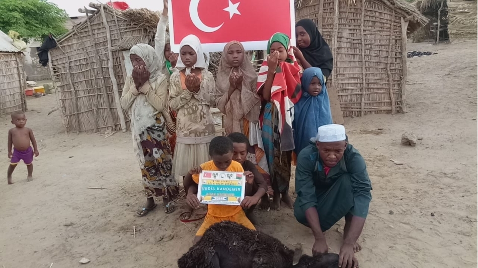 Afrika Madagaskar bölgesinde adak kurbanı kestirip yetim yoksul ailelere evlerinde ziyaret ederek dağıtımında bulunduk