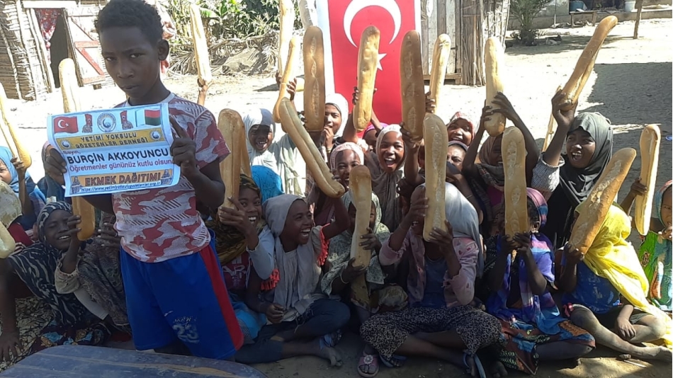 Öğretmenler günü hediyesi Afrika Madagaskar ülkesinde yetim ve yoksul çocuklara ekmek dağıtımında bulunduk 