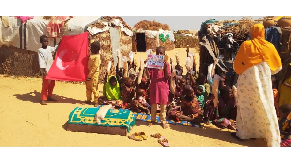 Afrika Nijeryada terör örgütlerinden kaçan çadırlarda yaşayan mültecilere ekmek dağıtımı da bulunduk