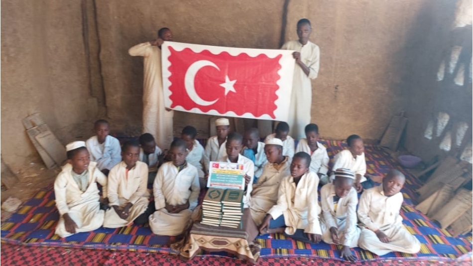 Afrika cad bölgesinde erkek medresimizde talebelerimize kur'an-ı Kerim dağıtımında bulundu