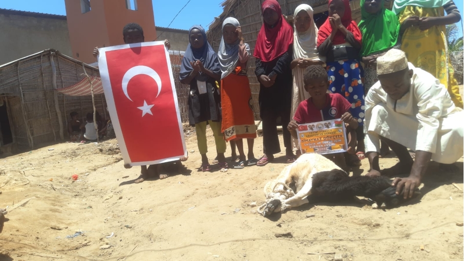Afrika Madagaskar bölgesinde sağlık ve şükür için kurban kesimi yapılıp yoksul ailelere dagitildi