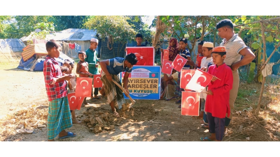 Bangladeş'in yoksul köyünde hayırsever kardeşler su kuyusu temel atma ve sondaj işlemleri yapıldıı