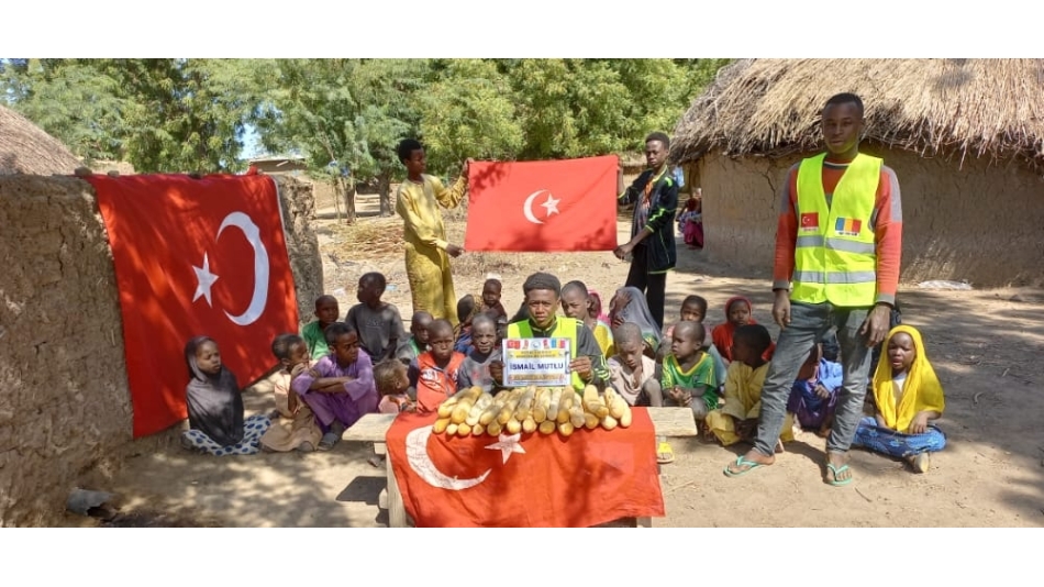 Afrika Çad köylerinde ekmek dağıtımı 