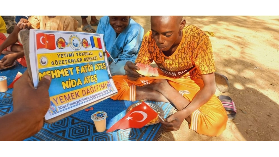 Afrika Çad ülkesinin fakir köylerinde çocuklarıa yemek dağıtımı yapıldı Aralık 2022