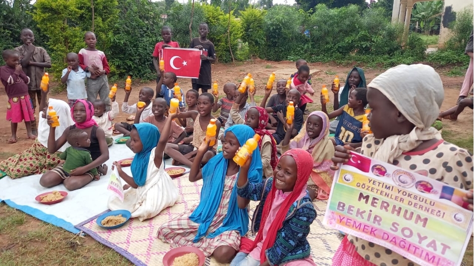 Afrika uganda'da yemek dağıtımında bulunduk