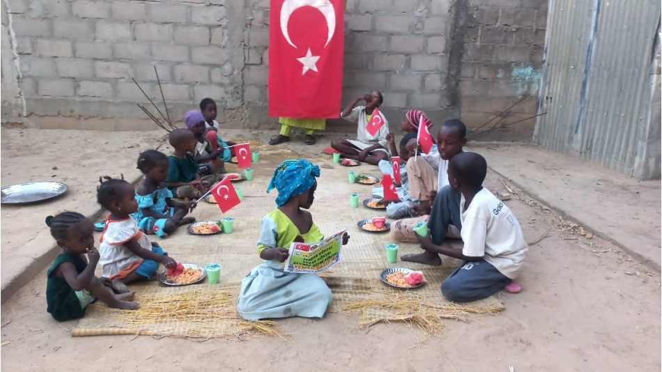 Afrika Çad yemek dağıtımlarımız devam ediyor Yetimi yoksulu gozetenler derneği 