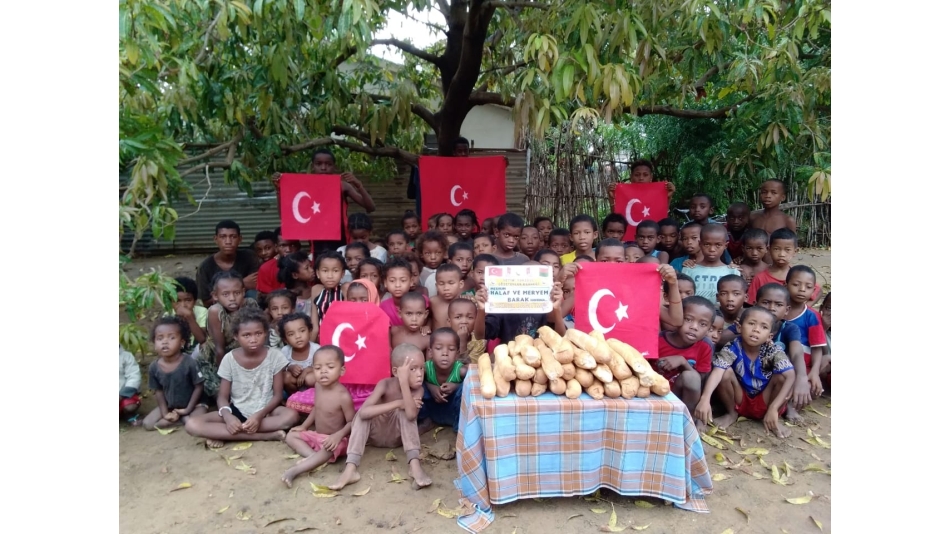 Bugün Afrika'nın 3 bölgesinde Kamerun Uganda ve madagaskar'da yetim m ve yoksul çocuklara ekmek dağıtımında bulunduk